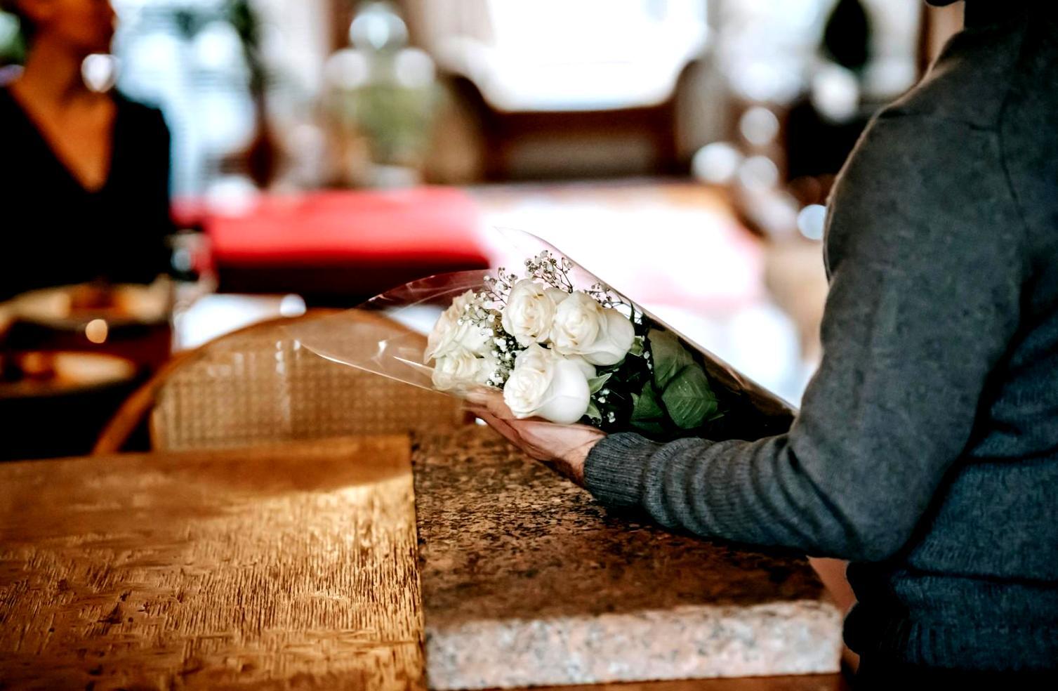 Famiglia multigenerazionale che condivide momenti di apprendimento insieme