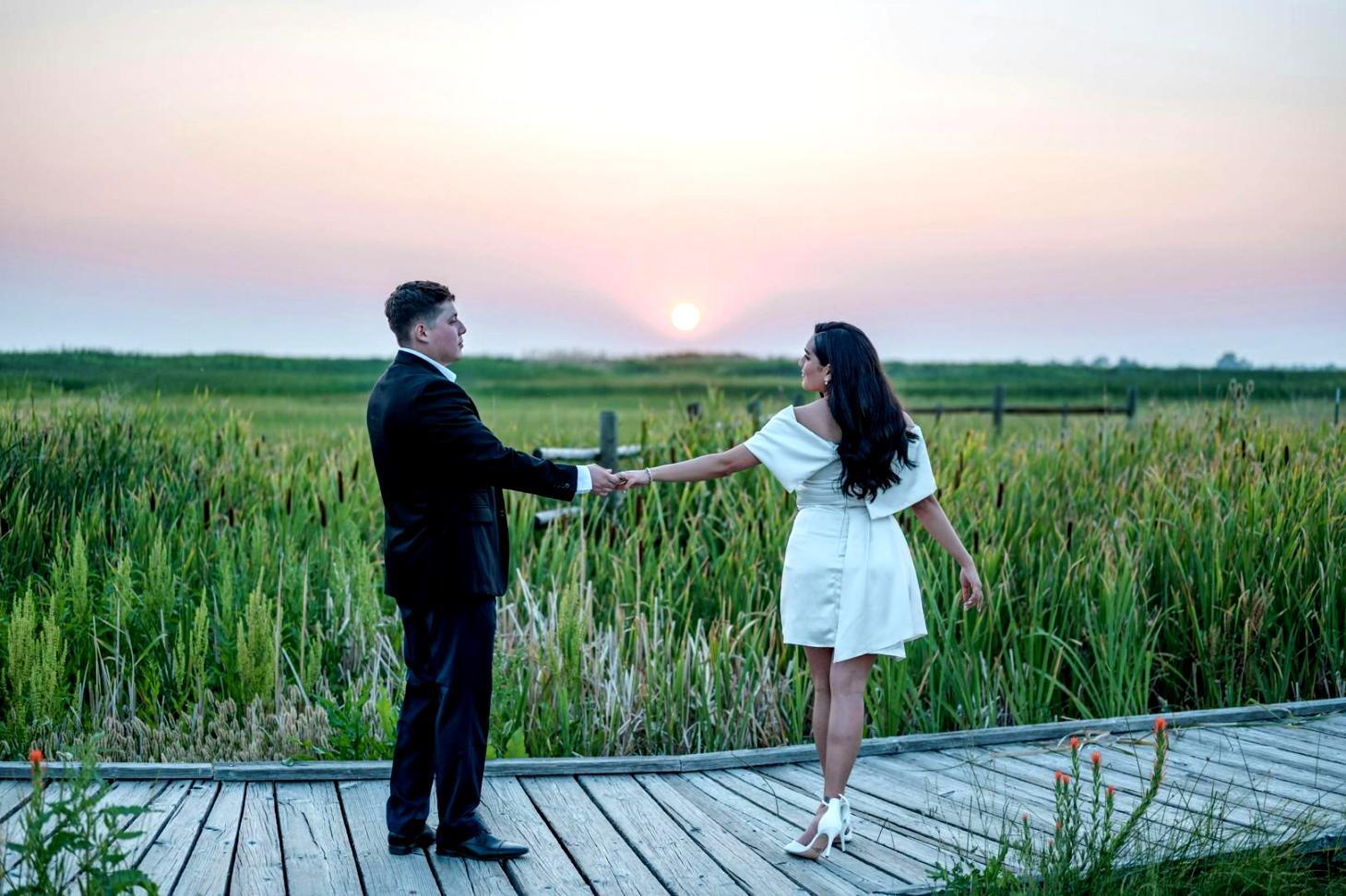 Famiglia multigenerazionale che collabora in un momento di apprendimento condiviso