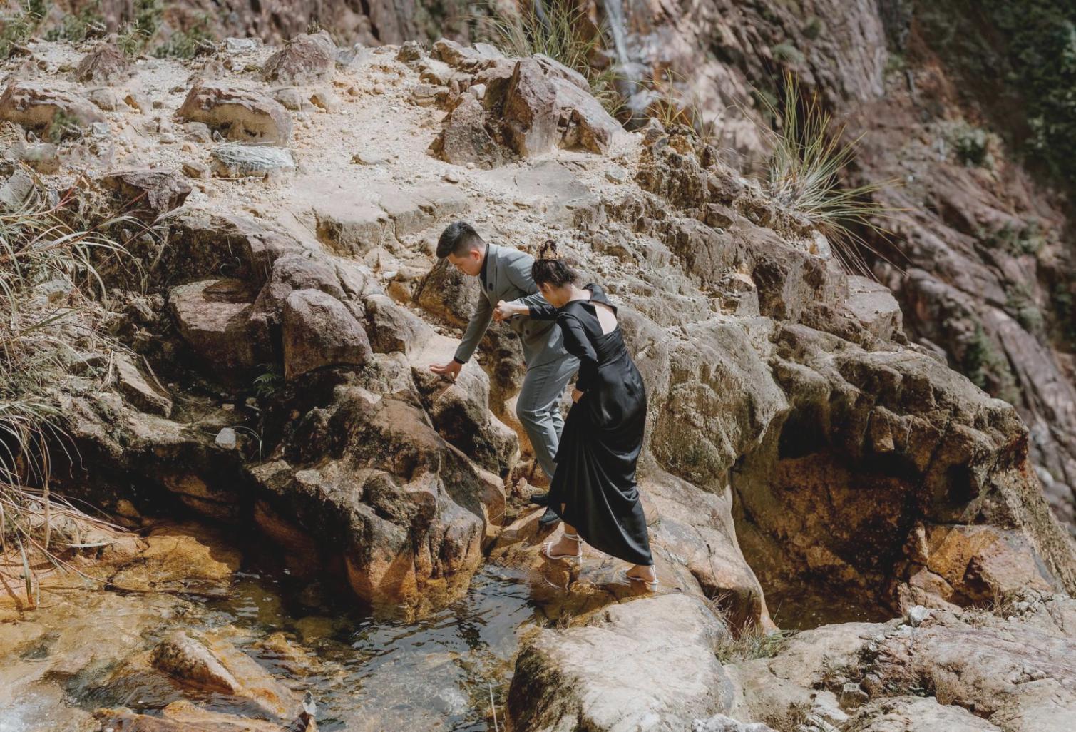 Momento di condivisione tra generazioni diverse durante un'attività di gruppo